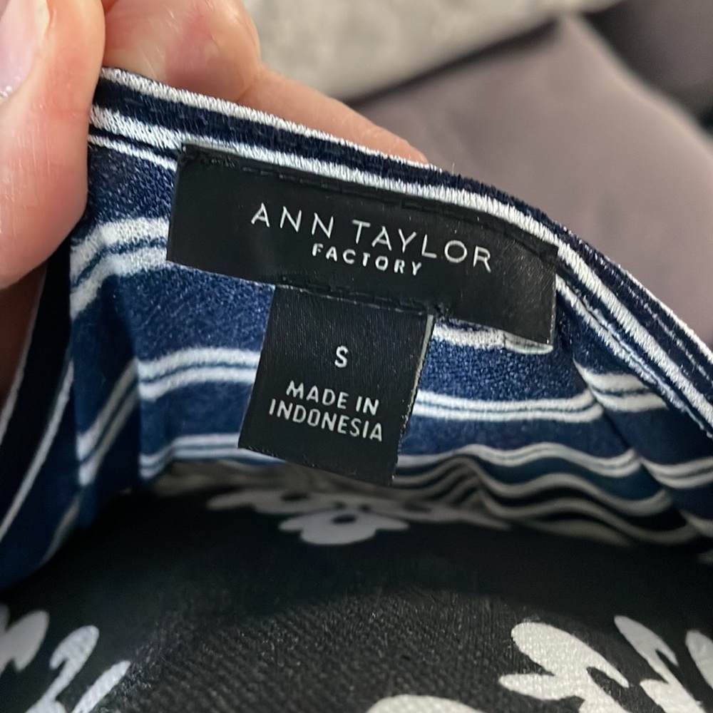 ANN TAYLOR FACTORY Striped Navy Blue & White Short Sleeve Top Size Small - Picture 5 of 6
